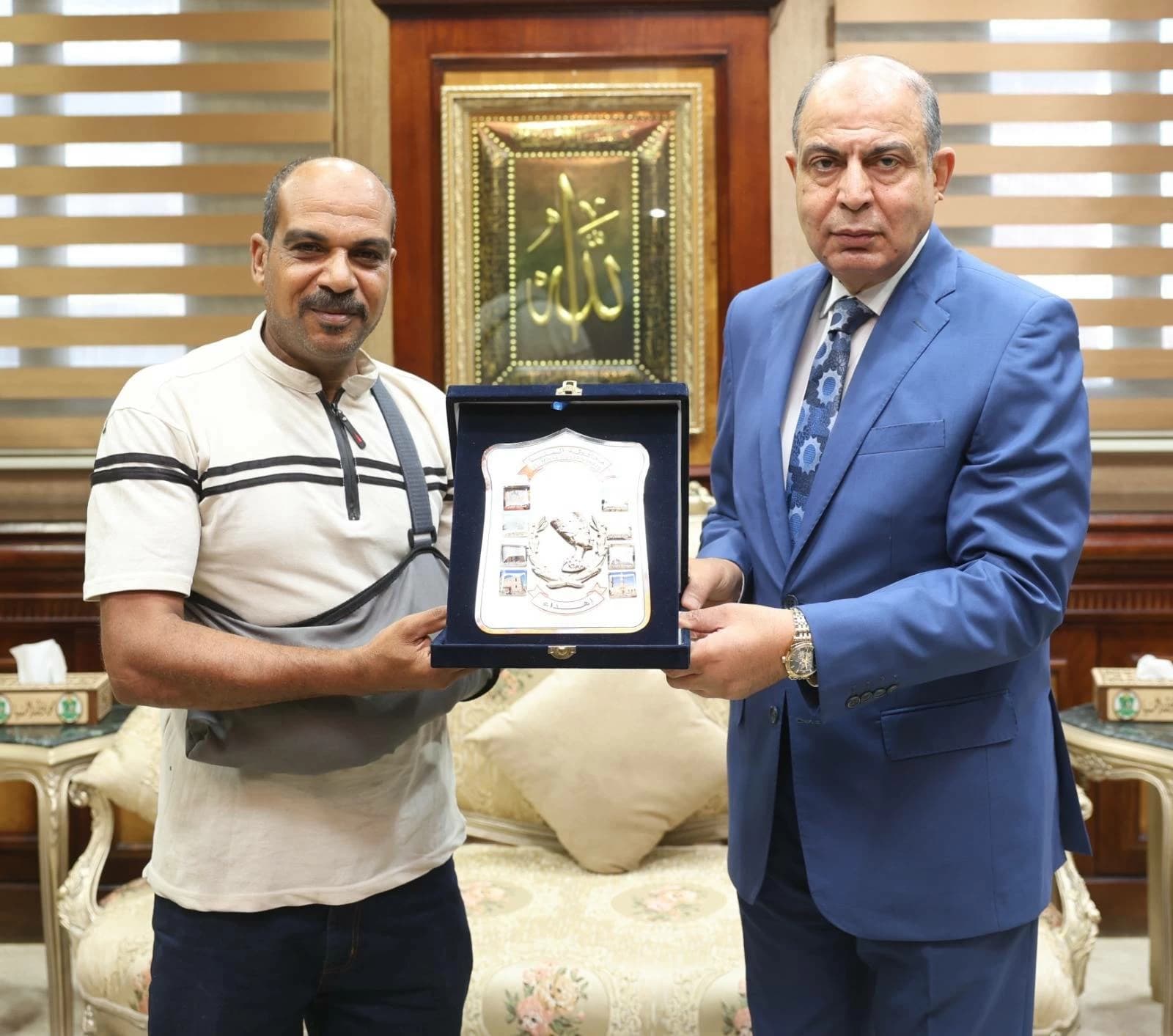 تكريم موظف أزال تعديات بالمنيا