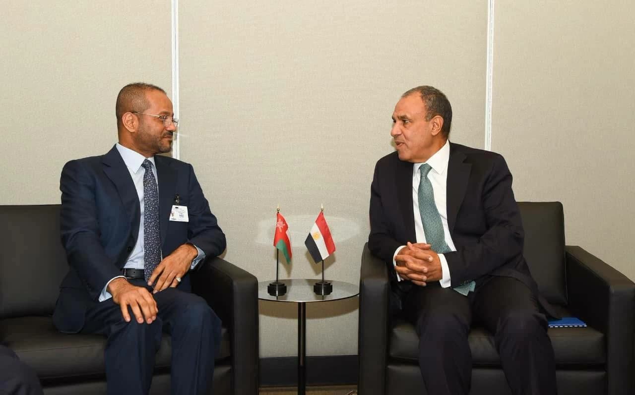 مباحثات حول مستجدات البحر الأحمر مع عمان