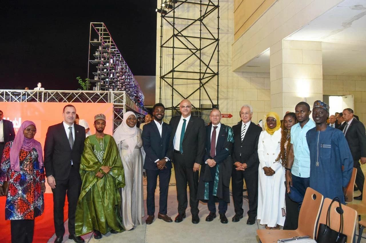 سفير اليابان يشهد حفل تخرج دفعات 2025 و2027 بالجامعة المصرية اليابانية