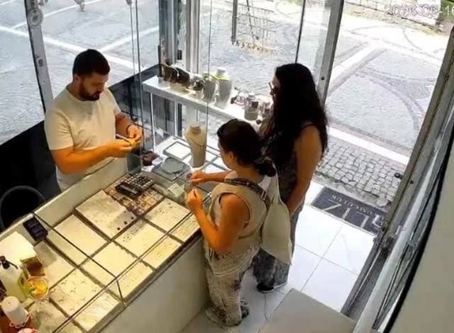 مراقبة تكشف سرقة مجوهرات بقيمة 300 ألف