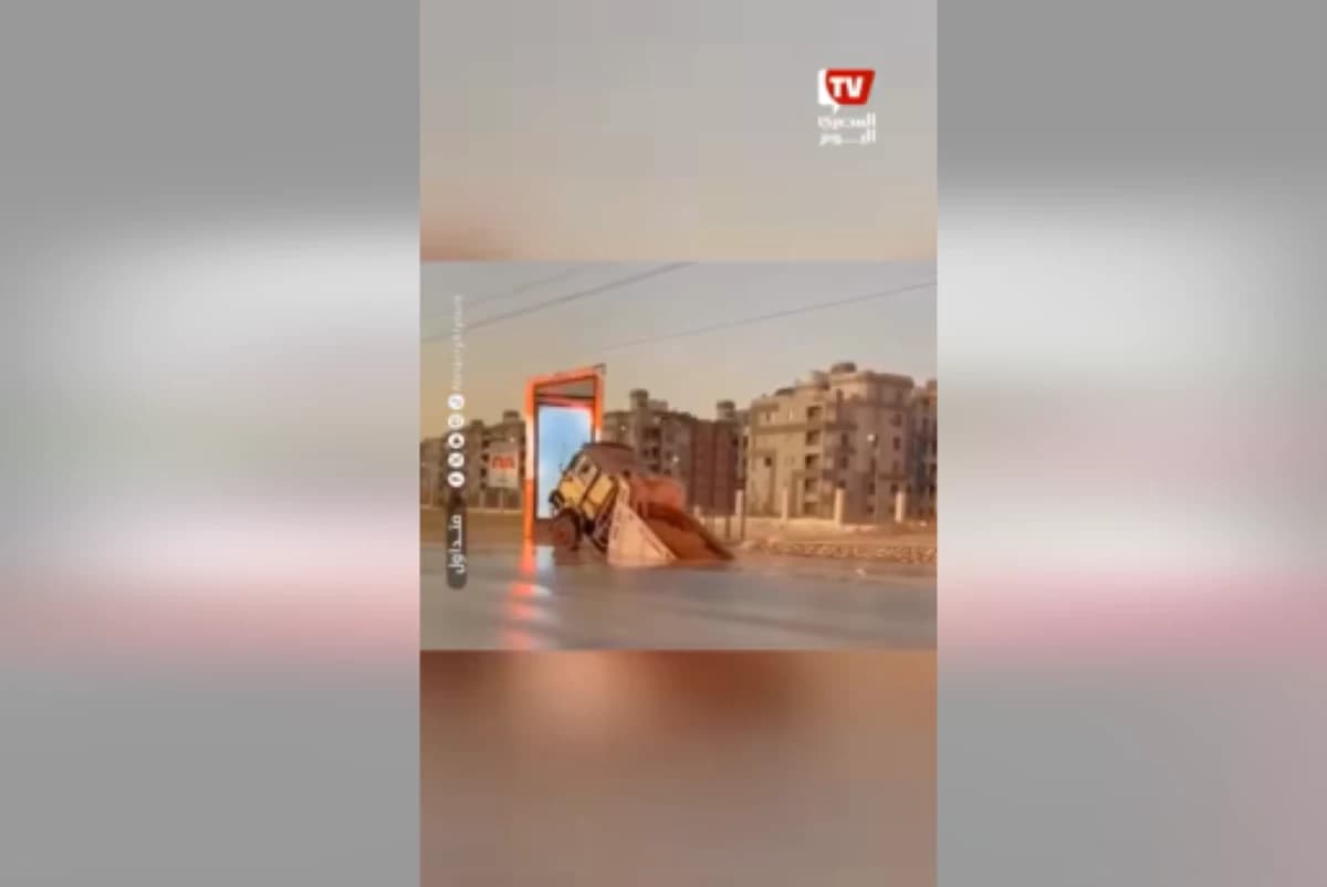 انخفاض مفاجئ في الشيخ زايد يوقع سيارة داخلية