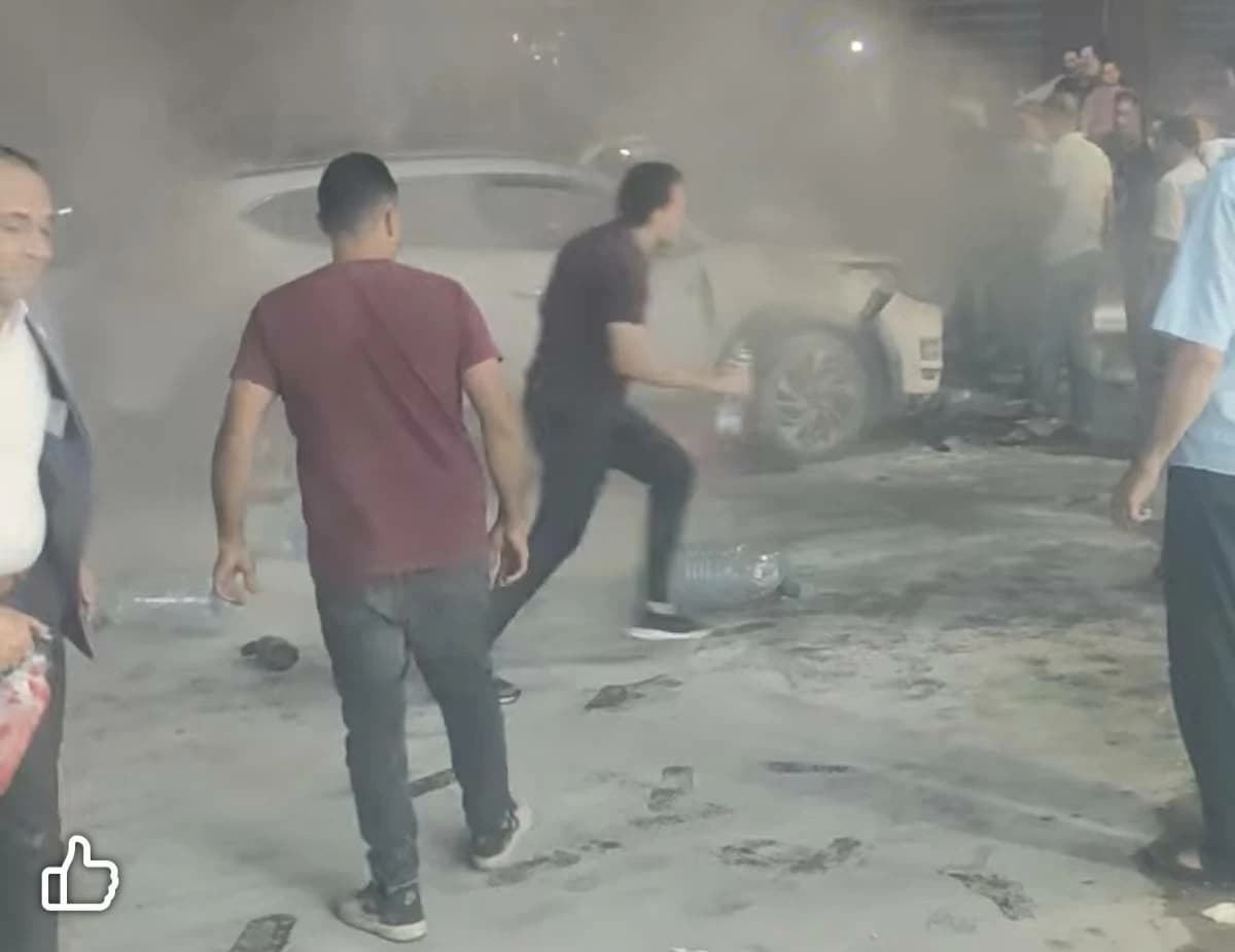 إنقاذ أسرة من سيارة مشتعلة في البحيرة