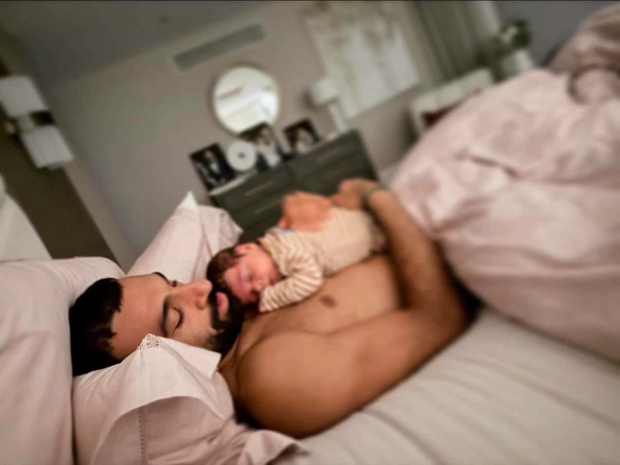 محمد صلاح ينشر صورة جديدة مع ابنه