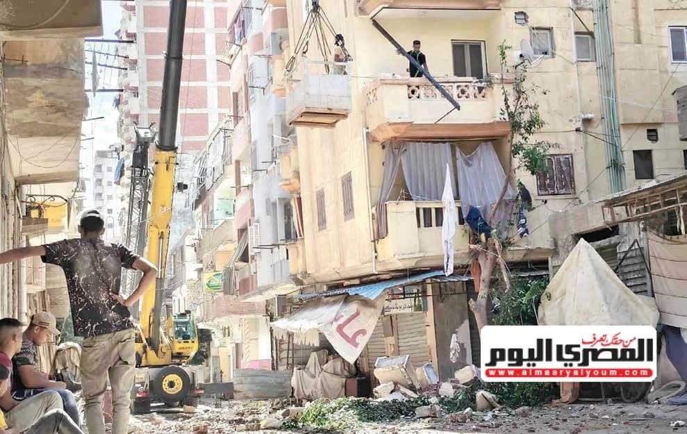 إنذار يوقف هدم العقار المائل بالإسكندرية