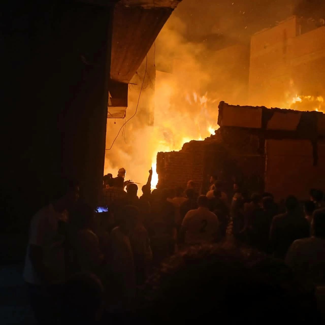 تحركات مكثفة لإخماد حريق أخشاب قليوب