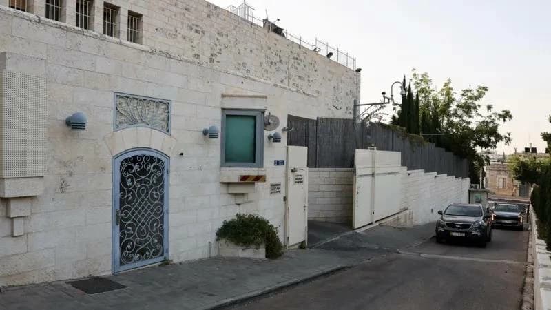 بريطانيا تزيل لافتة القنصلية في القدس