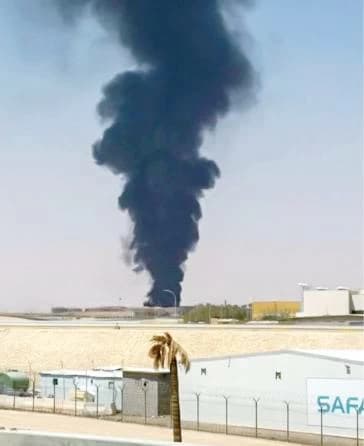 رويترز: دخان يتصاعد من طائرة في مطار الرياض