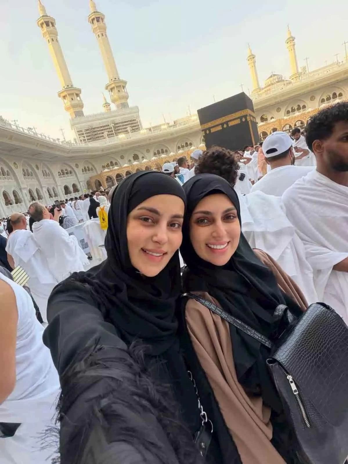 إسراء عبدالفتاح تتصدر الترند بصور من أمام الكعبة