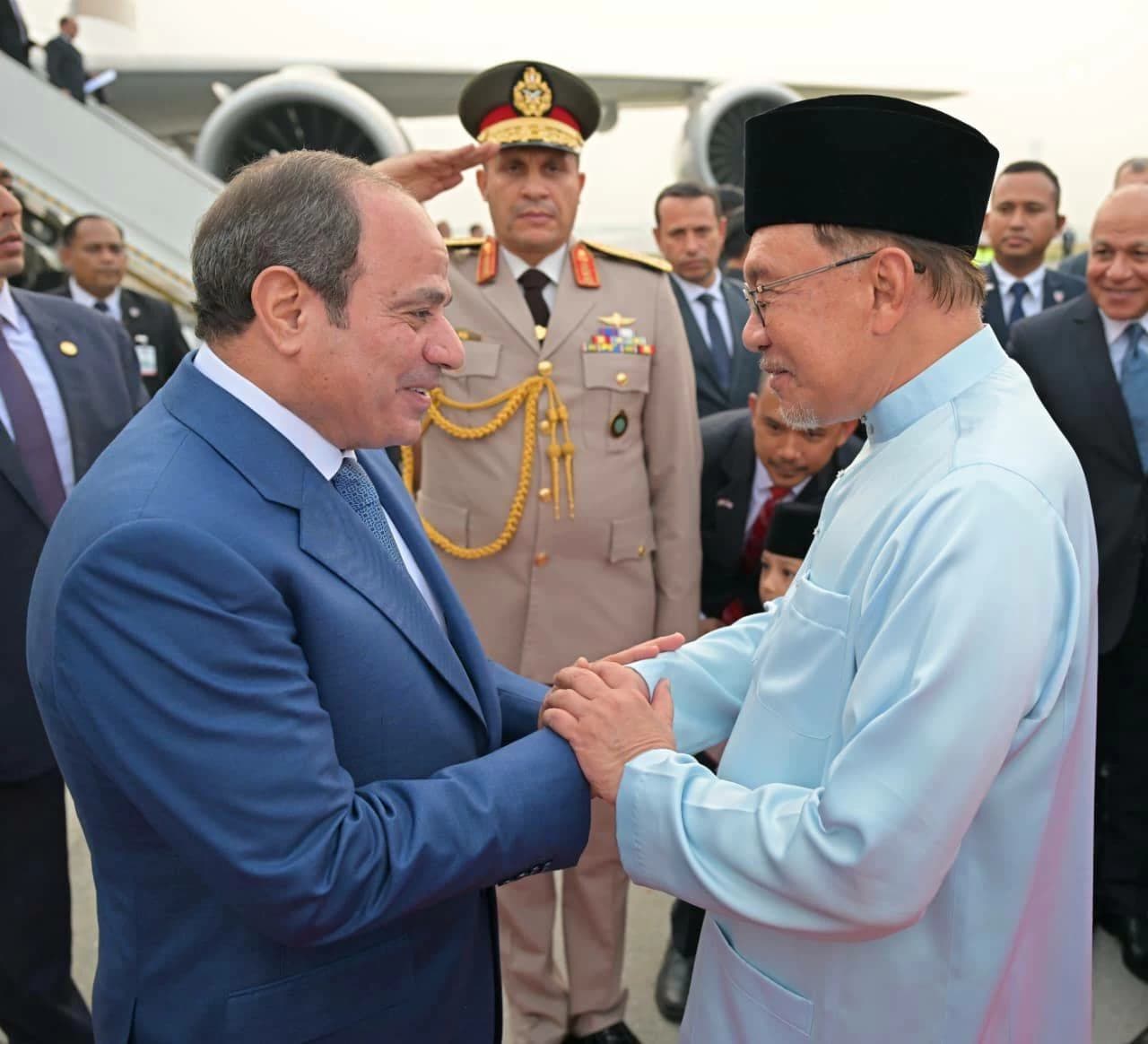 ماليزيون يرحبون بالسيسي برقص البونجا رمباي