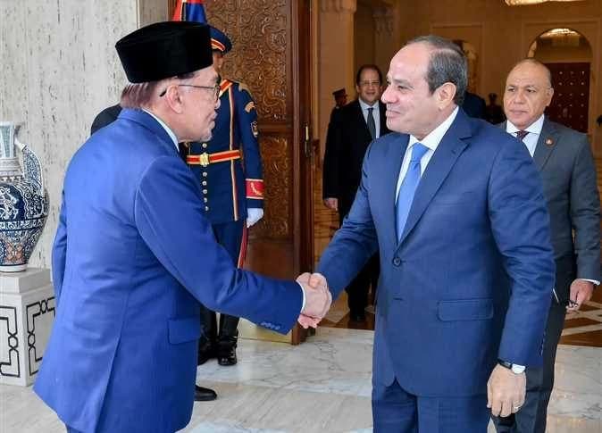 رئيس وزراء ماليزيا يشارك صورته مع السيسي على أنغام مصرية