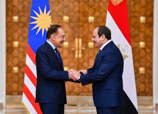 رئيس وزراء ماليزيا يودع السيسي بأغنية