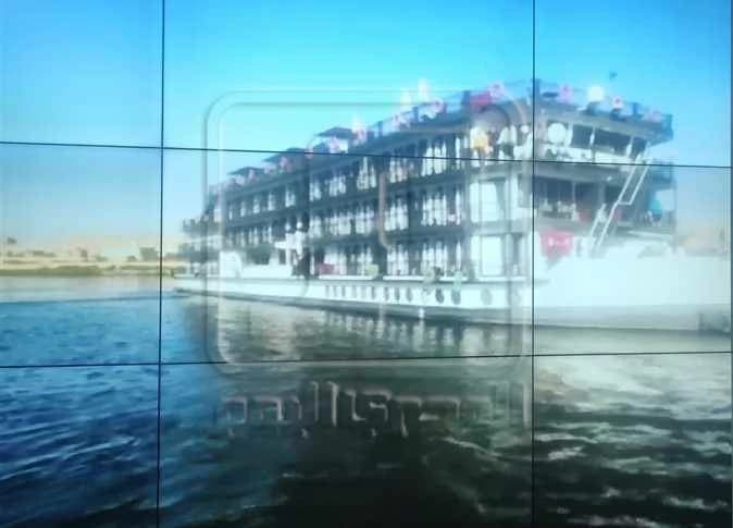 نجاح إعادة تعويم باخرة سياحية في أسوان