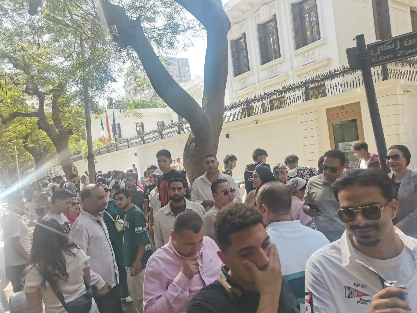 احتجاج لمئات المواطنين أمام سفارة هولندا