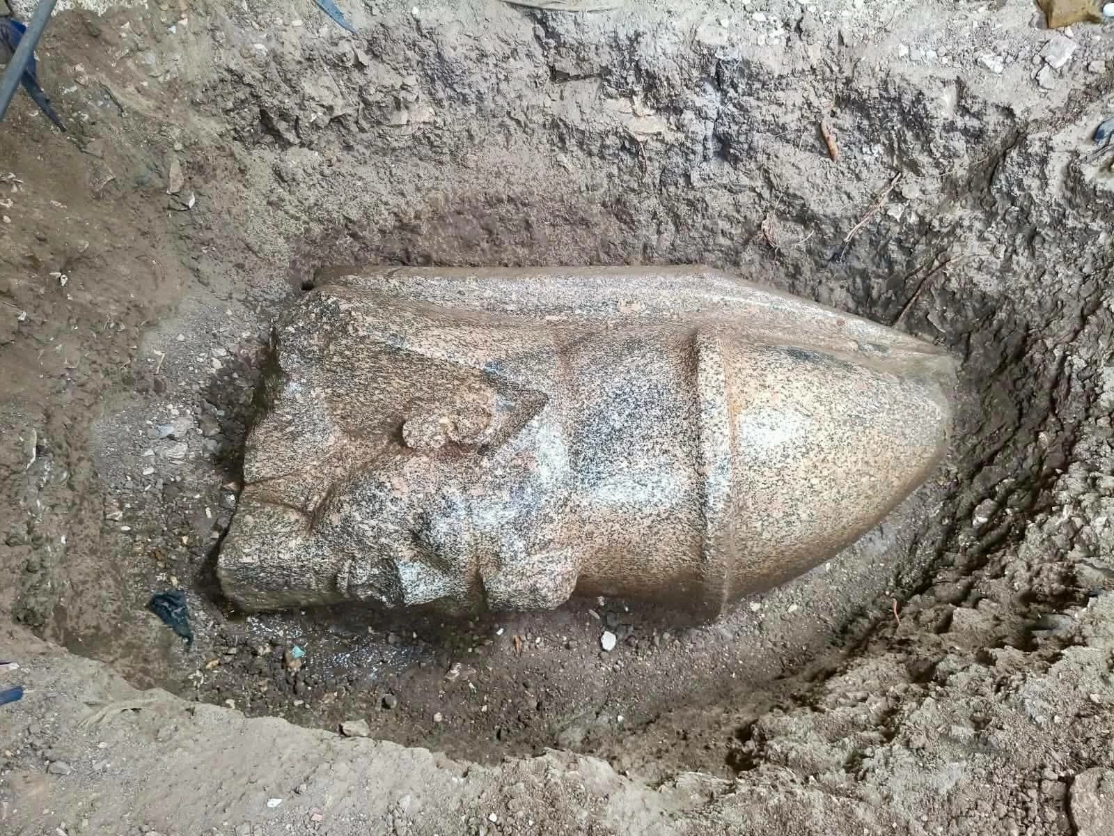 وزير الآثار يكرم مواطنا في الغربية
