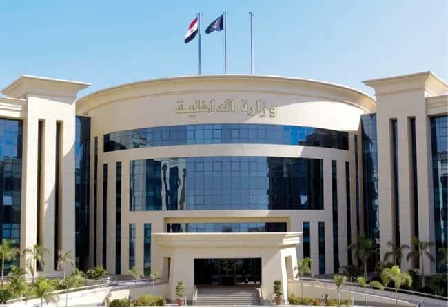 وزارة الداخلية تقدم أوراق وجوازات لذوي الإعاقة البصرية