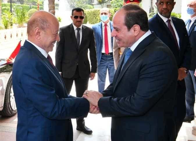 رئيس مجلس القيادة يثني على موقف مصر