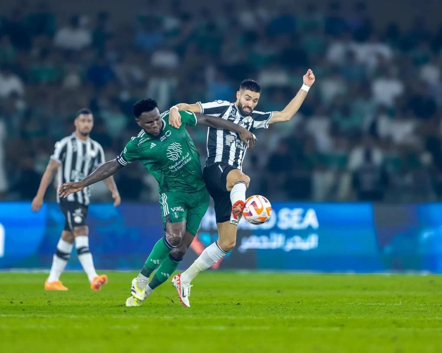 لقاء الأهلي والشباب مباشر