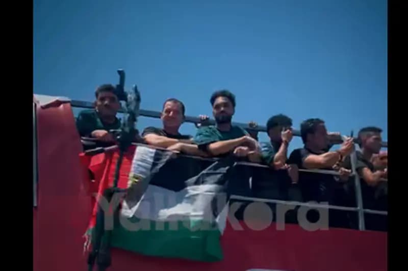 علم فلسطين بجانب علم مصر في حافلة منتخب مصر وهتافات الجماهير