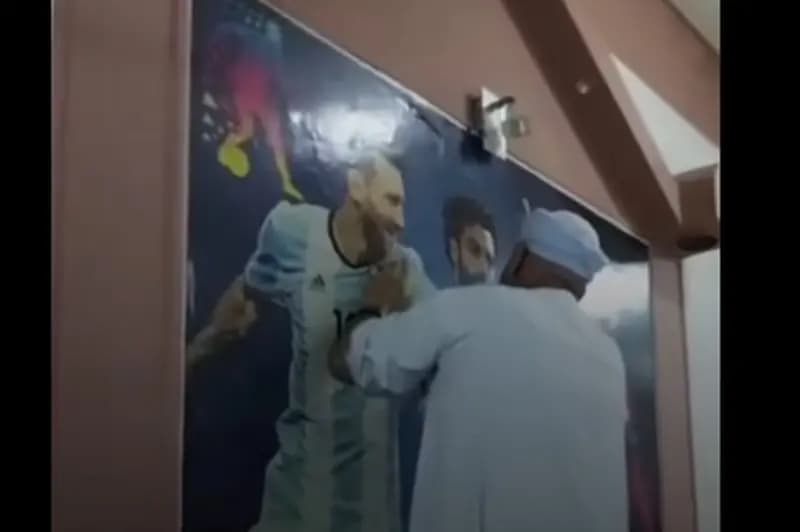 ميسي يُمزق صورته ويعلقه شيبسي.. من بطل إلى منبوذ