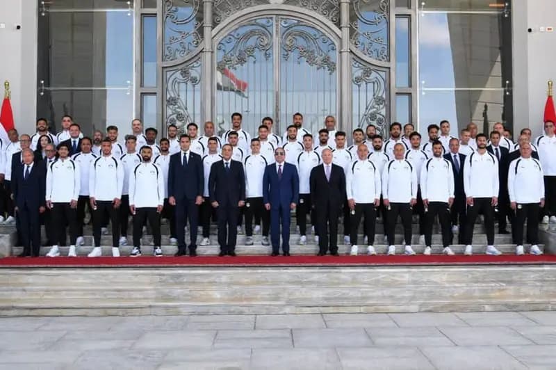 الرئيس عبد الفتاح السيسي يوجه رسالة للاعبي منتخب مصر ويؤكد ضرورة وجود 120 مليون مصري بينهم محمد صلاح وشوبير