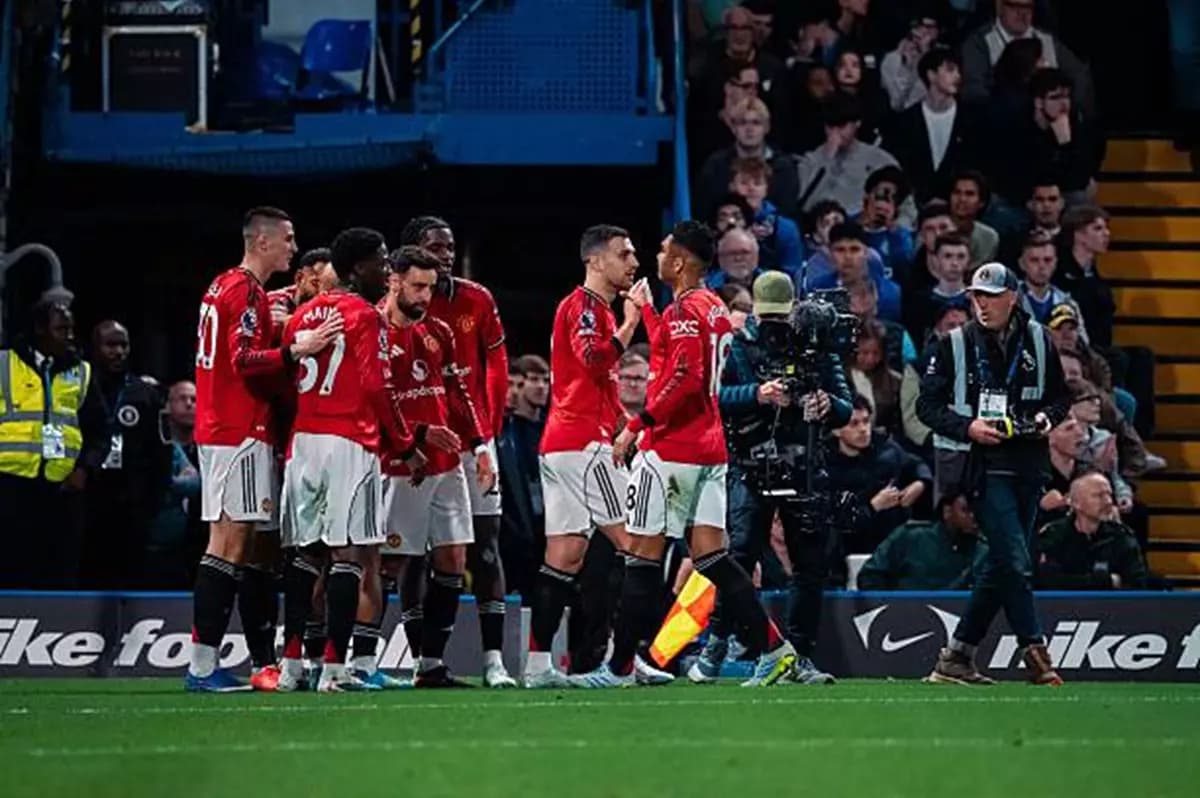 Konya and Mbiomoo to lead Man United attack
