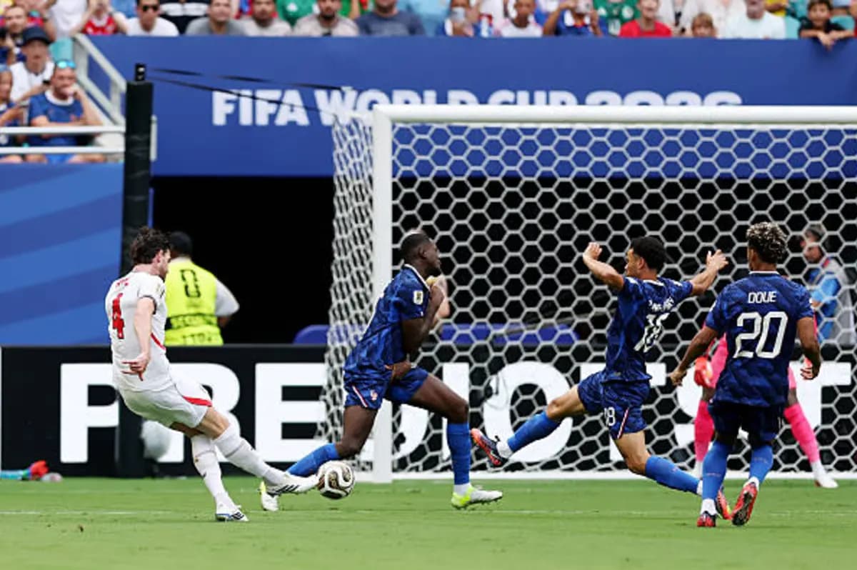 قناة عربية تبث مباراة فرنسا وإنجلترا بكأس العالم