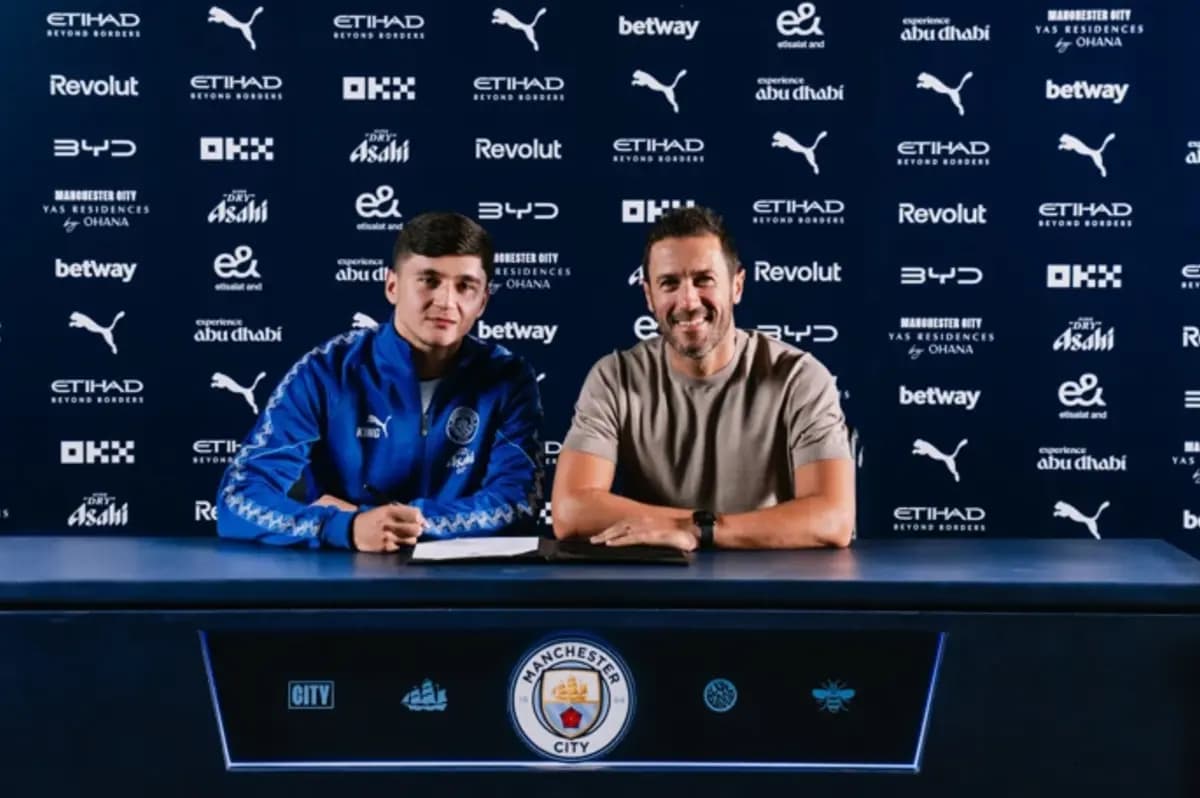 Manchester City extends Khozhnov's contract