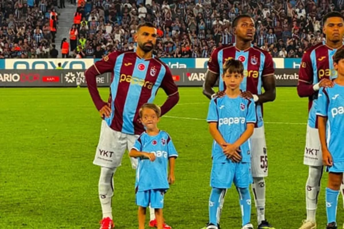 Salah brings young fan to Trabzonspor