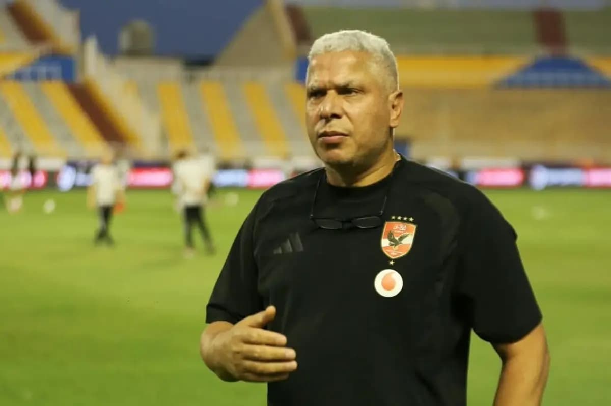 Basyouni issues yellow card to Wael Gomaa and requests ejection of Arab Contractors player