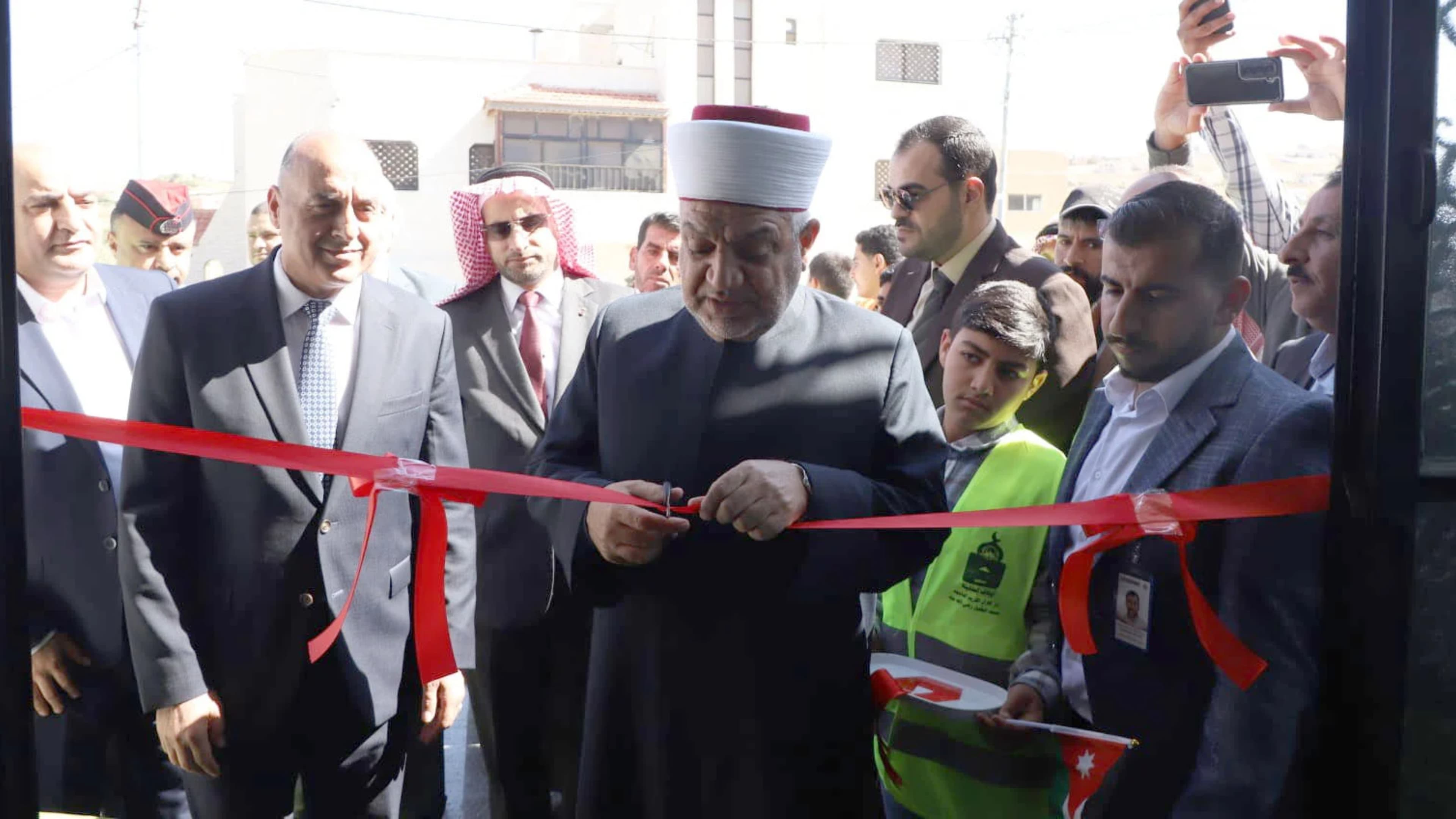 Awqaf Minister Opens Al-Hanana Mosque