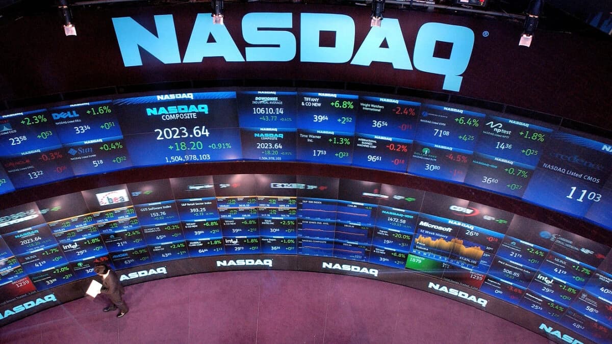 Nasdaq Falls Nearly 700 Points