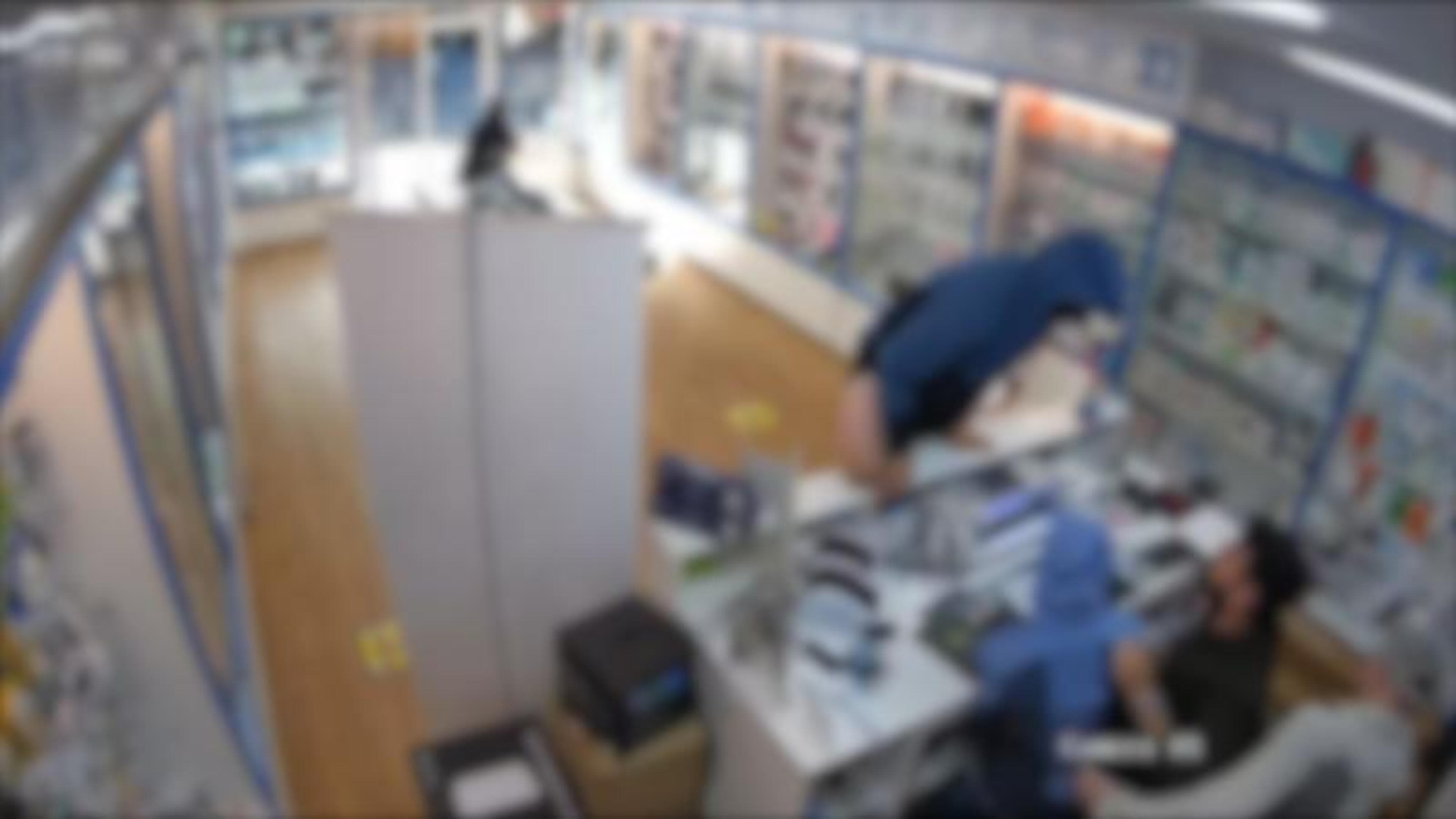 مجموعة masked تهدد محل هاتف في ويكلو ويقول المالك إن الموظفين خائفون