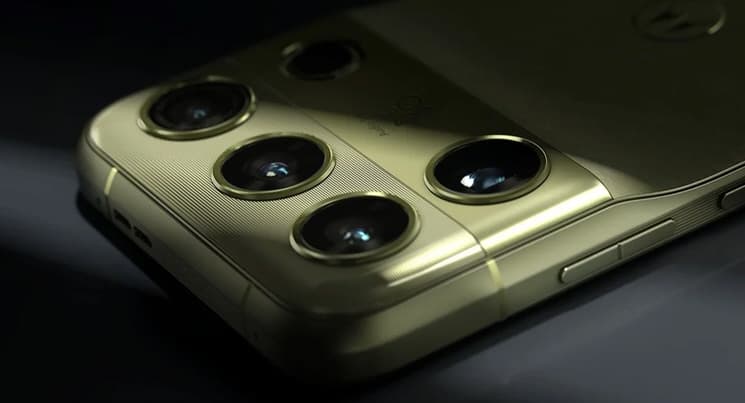 Motorola Signature 27 with unique camera and sound