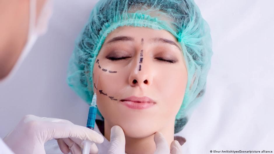تأثير وسائل التواصل والتجميل على ثقتنا