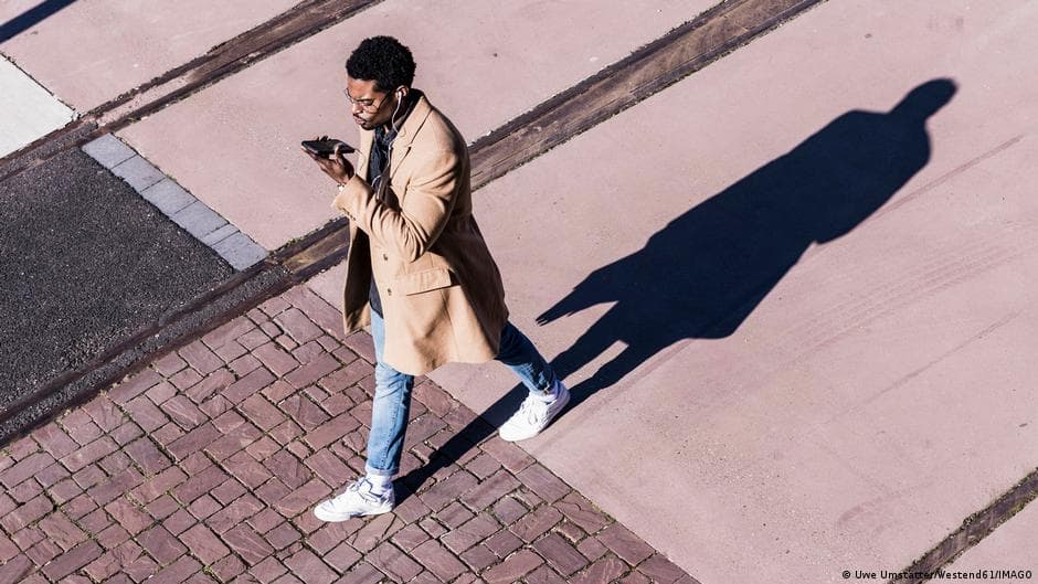 Italy fines 75 euros for phone use while crossing