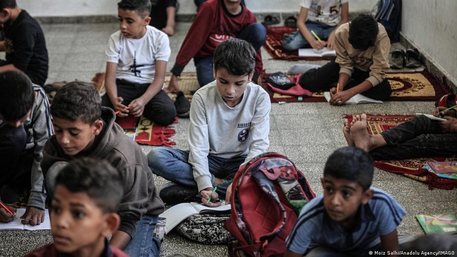 700 ألف طالب في غزة يعاودون الدراسة