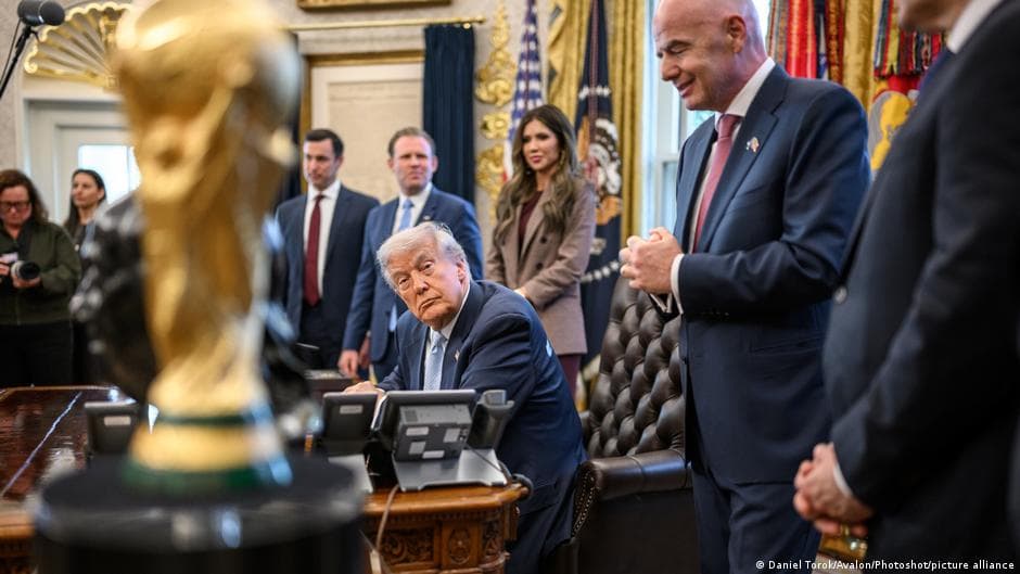 هل أصبحت الرياضة أسيرة السياسة؟
