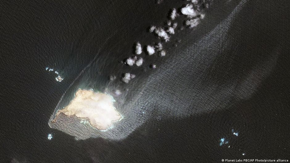 Oman Addresses Oil Spill After Shipwreck