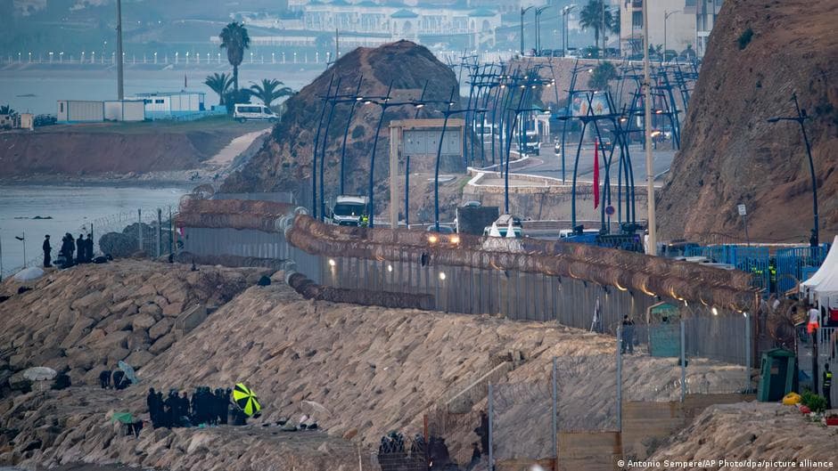 المغرب يمنع عبور جماعي قرب سبتة