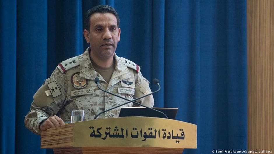 السعودية تعترض صواريخ من اليمن والحوثيون يهددون تحشيدات