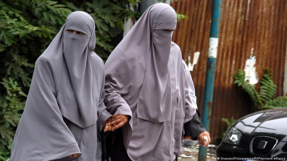 حظر النقاب في مدينة إسبانية بغرامات حتى 750 يورو