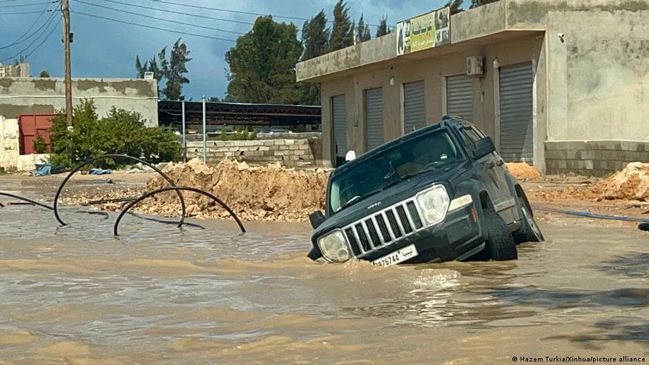 فيضانات غرب ليبيا تودي بحياة وتتهم المسؤولين بالتقصير