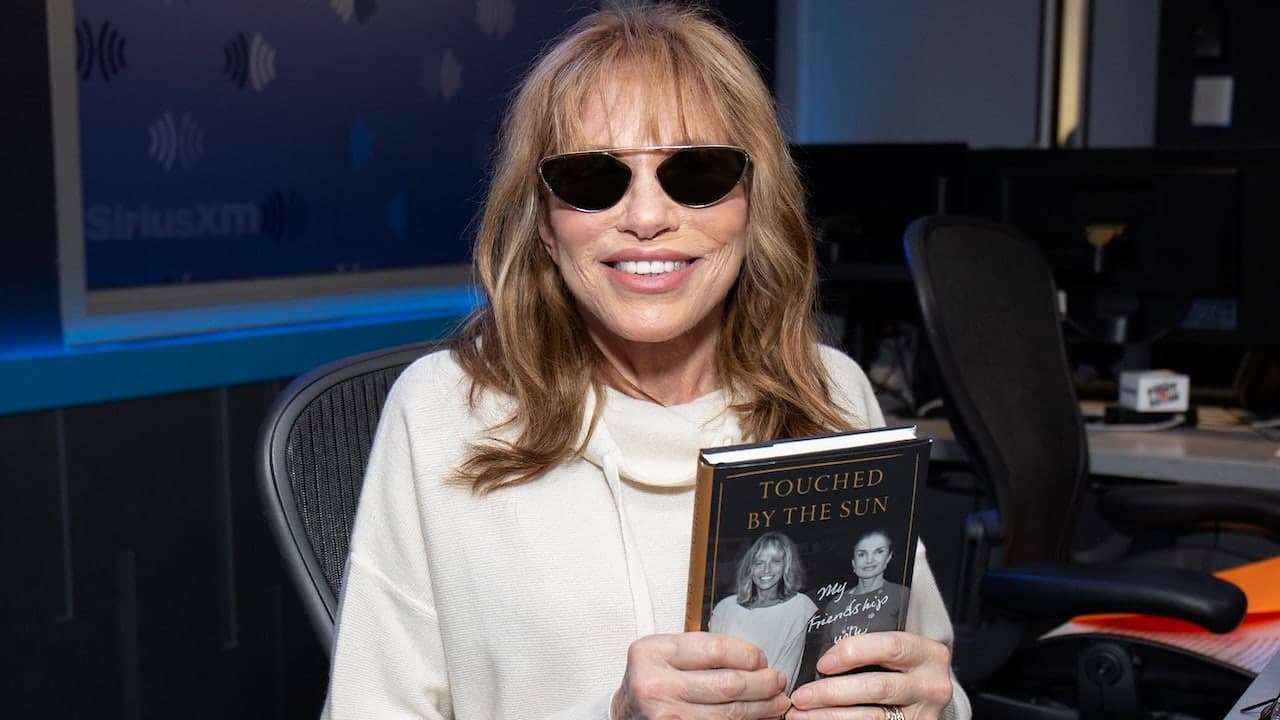 Carly Simon Shares Hidden Parkinson Symptom