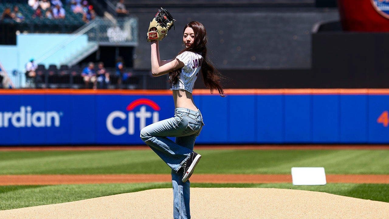 Mets feature Korean pop star for first pitch Wemby plays soccer Rosie