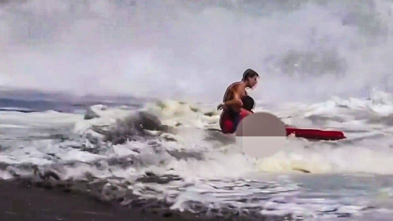 والد طفل يلجم الصمت بعد إنقاذه على الشاطئ