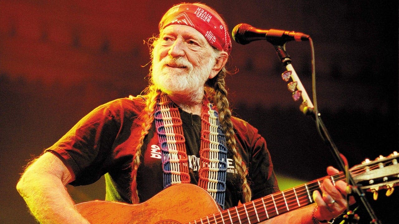 Willie Nelson warns against AI data centers in Texas