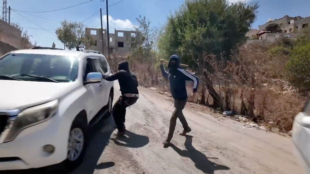 مستوطنون يهاجمون فريق NBC وعائلة فلسطينية في الضفة
