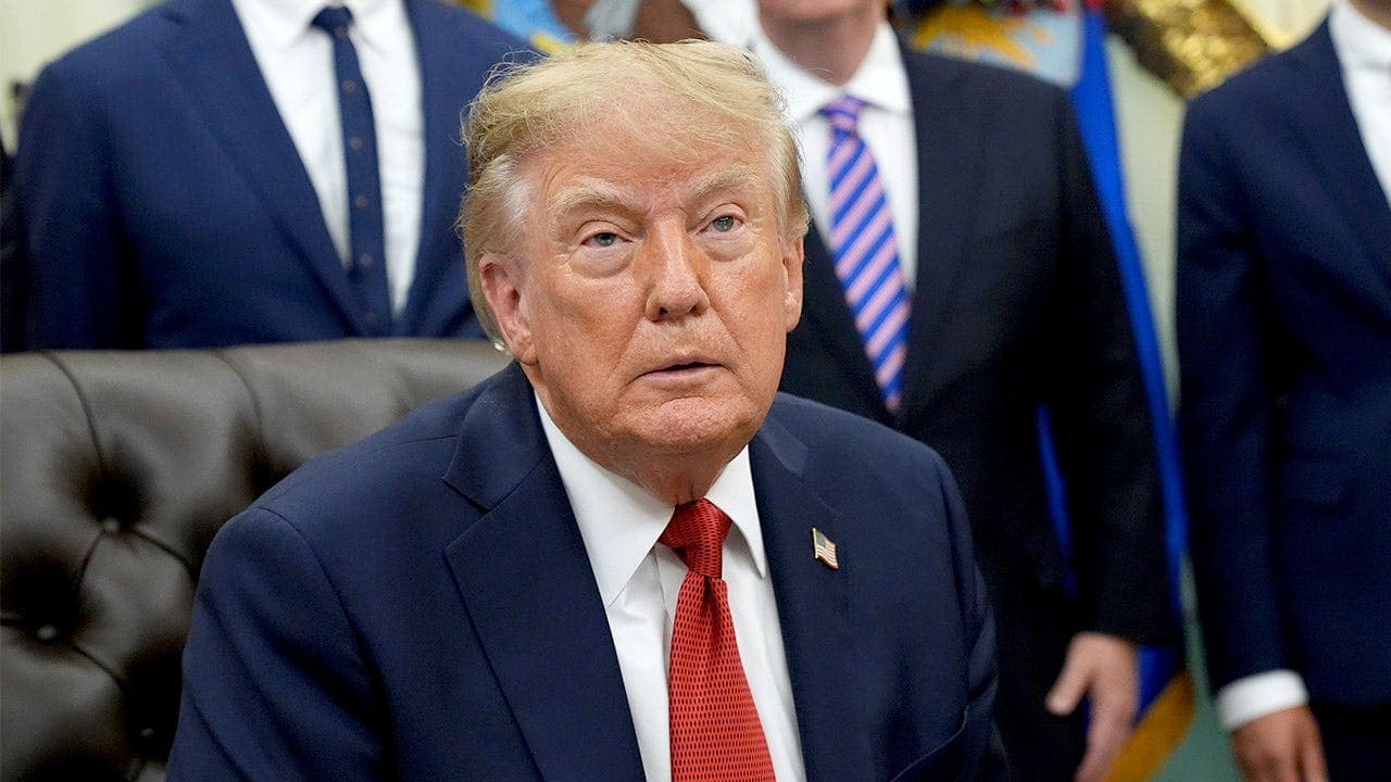 Trump imposes White House media ban