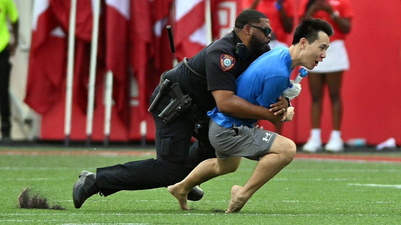 Fan tackled by police at Houston game