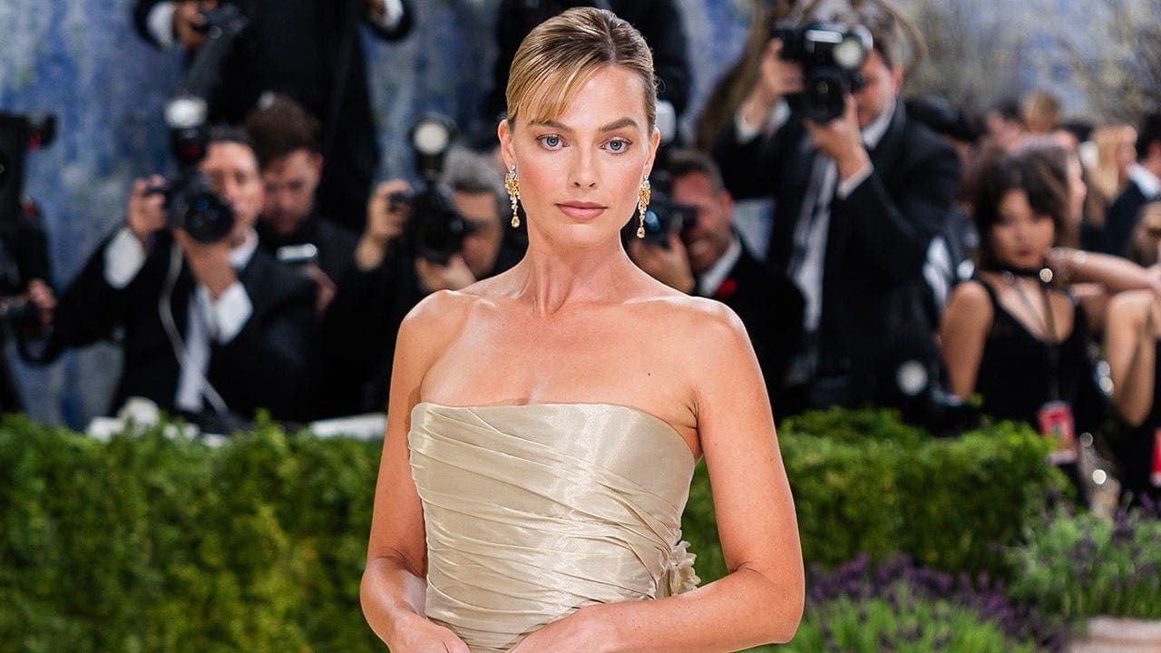 Margot Robbie spotted in blue bikini on Ocean's prequel set